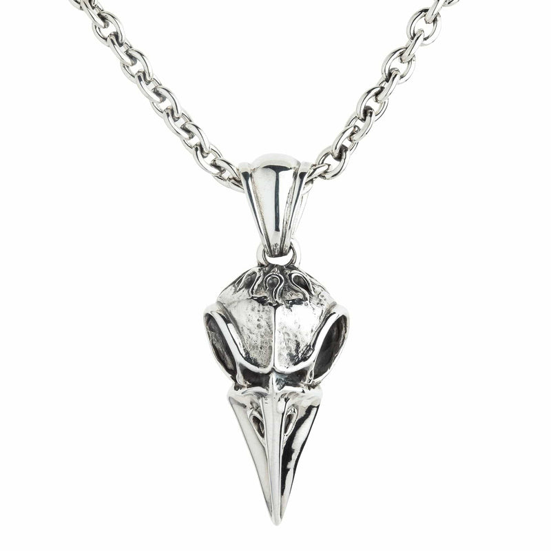 Pendentif en argent massif en forme de crâne de corbeau nordique avec un bec brillant et poli et un crâne détaillé et texturé.