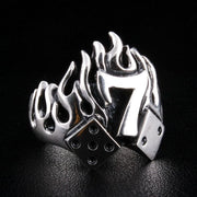 Un anillo de dados de plata esterlina número 7 con diseño de llama, un poderoso símbolo de suerte para jugadores y motociclistas.