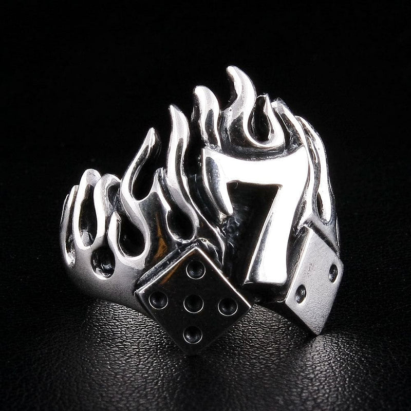 Um anel de dados em forma de chama com o número 7 em prata esterlina sólida, um poderoso símbolo de sorte para jogadores e motociclistas.