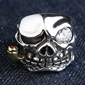 O vedere din față a inelului cu craniu de pirat cu un singur ochi din argint sterling, arătând ochiul din diamant CZ și pipă.