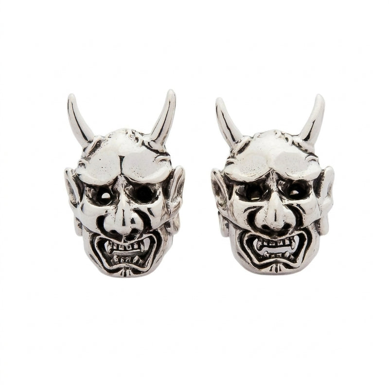 Par de pendientes de plata esterlina .925 con forma de máscaras de demonio japonés Oni con cuernos enroscados y bocas gruñentes.