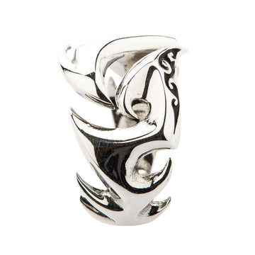 Un anello biker tribale traforato in argento sterling, con finitura altamente lucidata.