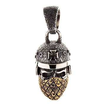 Vorderansicht des Outlaw-Biker-Totenkopf-Anhängers mit silbernem Helm mit Eisernem Kreuz und Bandana aus Messing.