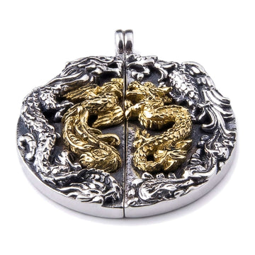 Pendente fenice e drago uniti in un unico cerchio in argento sterling .925 con dettaglio placcato oro, visto dall'alto.