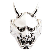 Leštěný masivní stříbrný prsten s maskou Oni s ostrými rohy, izolovaný na bílém pozadí.