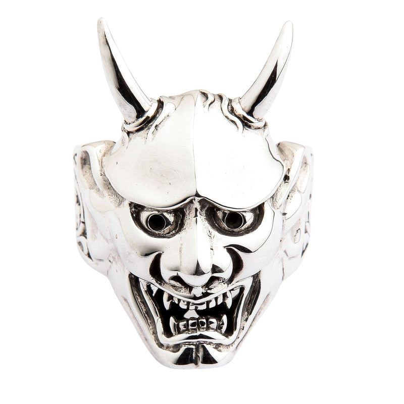 Bague de masque Oni en argent massif poli avec cornes acérées, isolée sur fond blanc.
