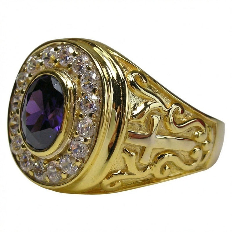 Vista angolata di un anello da vescovo in oro giallo con ametista viola ovale, aureola di pietre trasparenti e decorazioni laterali a croce.
