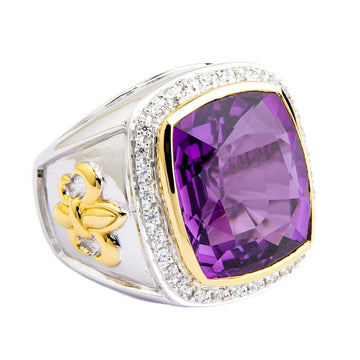 Zaffiro amethysto vibrante, che mostra i suoi facetti e la sua chiarezza all'interno della montatura in argento.