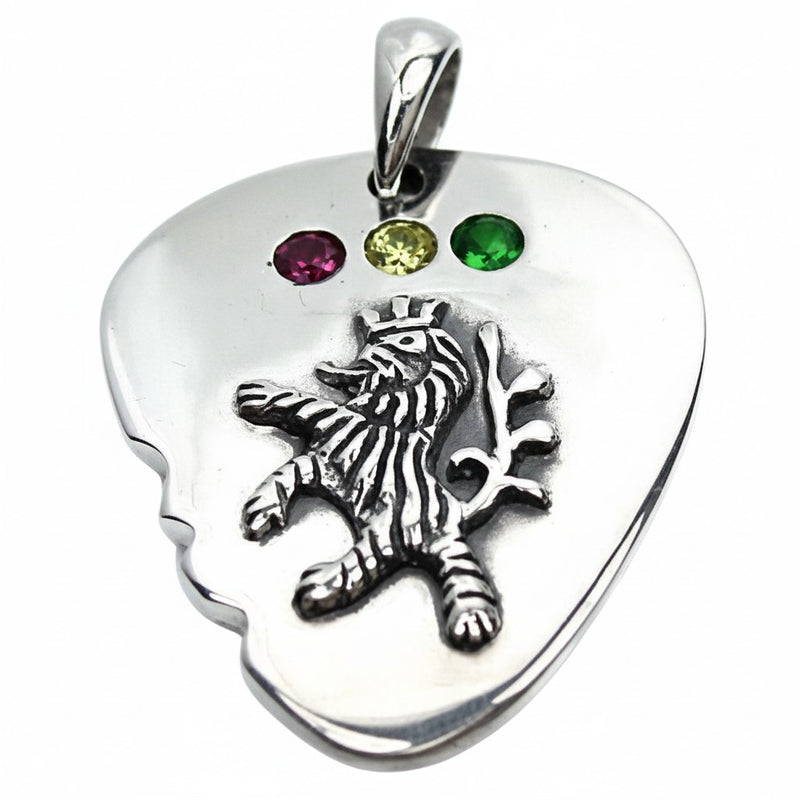 Una vista frontale del pendente a forma di plettro per chitarra in argento sterling con il Leone di Giuda Rasta, decorato con gemme rosse, gialle e verdi.