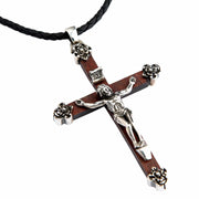 E religieuze houten kruishanger voor mannen met een zilveren INRI-scroll, een krachtig symbool van geloof.