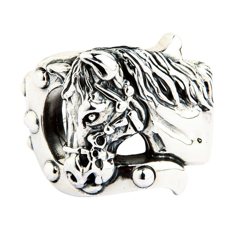 Vorderseite des Rocker Horse Rings aus Sterlingsilber mit detailliertem Pferdekopf in einem genieteten Hufeisenrahmen.