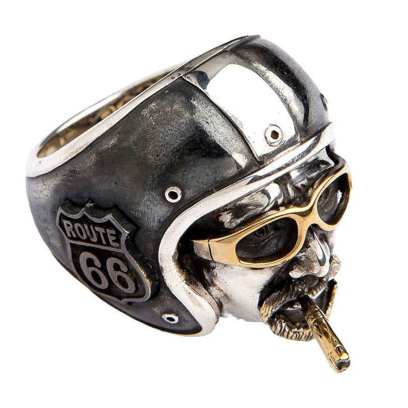 Un anello in argento sterling a stile Route 66, a forma di casco da motociclista con occhiali dorati e un sigaro.