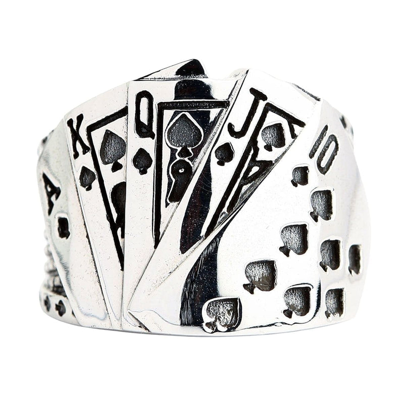 Una vista frontale dell'anello Royal Flush of Spades in argento sterling, che mostra la mano di poker aperta.