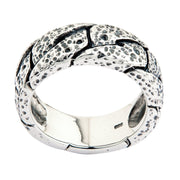 Une alliance robuste pour homme en argent massif, montrant son design à maillons entrelacés.