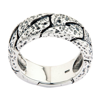Un anello nuziale da uomo robusto in argento sterling solido, che mostra il suo design a maglie interlocking.
