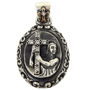Saint & Cross medál medál elölnézete: egy figura CZ-szegélyű keresztet tart oxidált sterling ezüst hátteren.