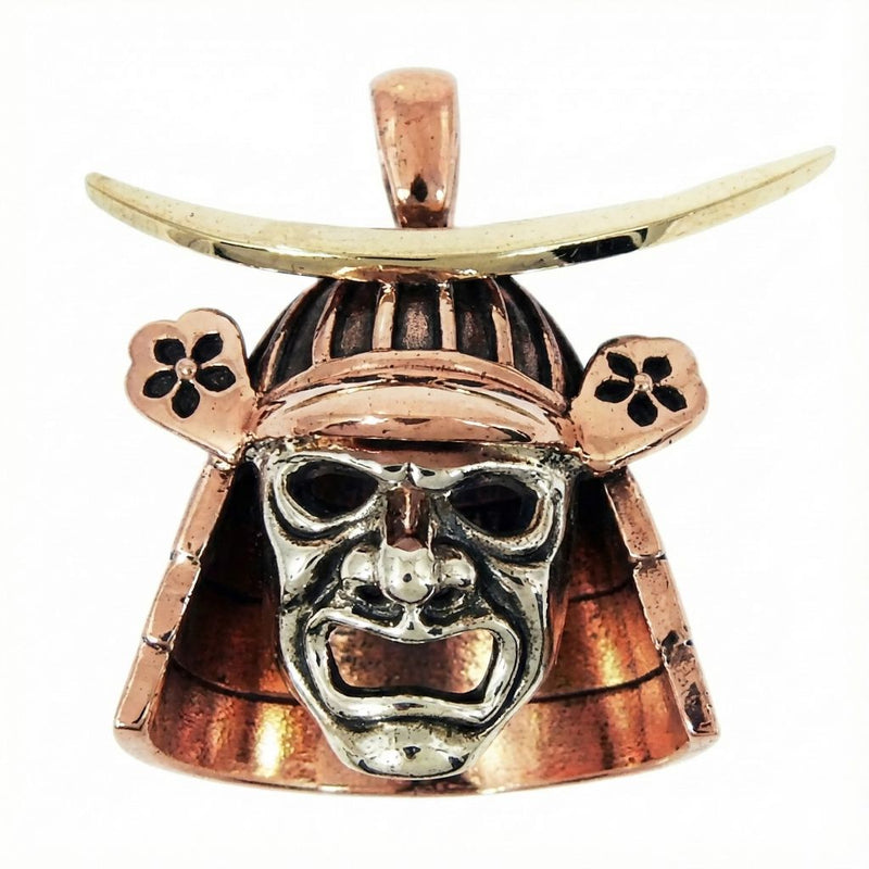 Vista frontal de collar de máscara de samurái que destaca los cuernos de latón y el casco de cobre.