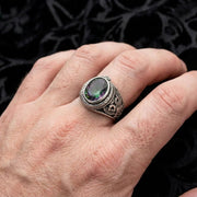 接近一個穿著一枚銀色的男人的手,在樂隊上裝著一個巨大的奧瓦爾神秘的Topaz Gemstone和詳細的雙頭鷹包裝。