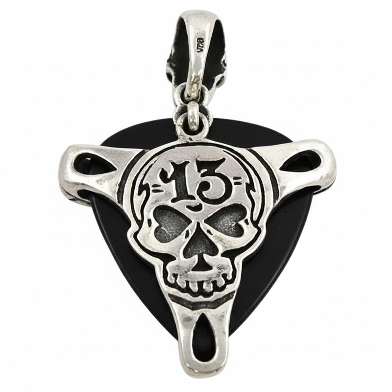 Pendentif en argent sterling en forme de porte-mèche de guitare, représentant un crâne numéro 13, tenant un médiator noir.