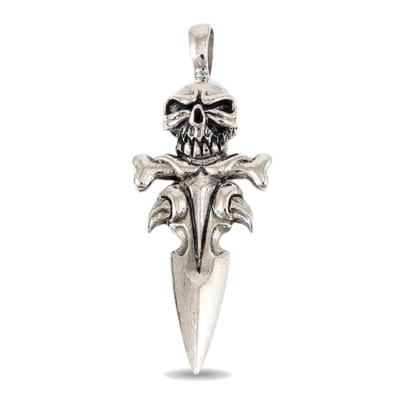 Vue de face du pendentif poignard en argent sterling .925, crâne au-dessus d'os croisés et lame effilée