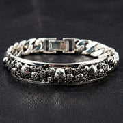 سوار هوية بجمجمة من الفضة الإسترلينية عيار 925 مع سلسلة حلقات كوبية، منظر أمامي على جلد أسود