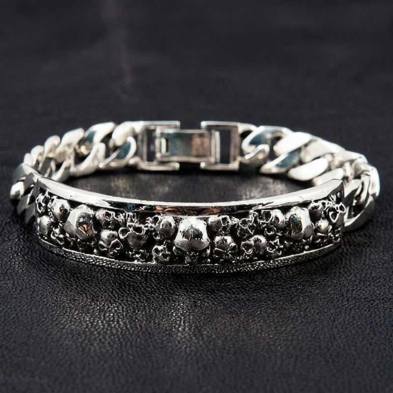 Bracelet Skull ID en argent sterling 925 avec chaîne à maillons cubains, vue de face sur cuir noir