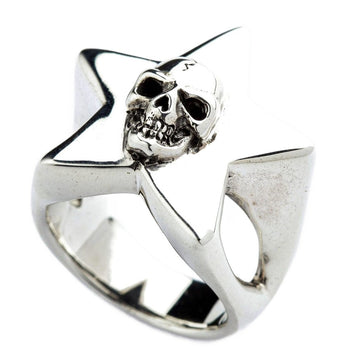 Anello a stella con teschio in argento sterling 925 vista frontale che mostra il design dettagliato del teschio