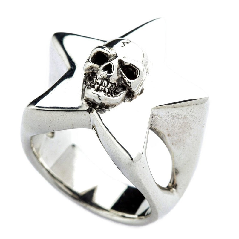 Anello a stella con teschio in argento sterling 925 vista frontale che mostra il design dettagliato del teschio