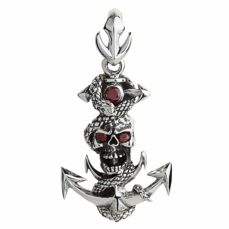 Colgante de calavera con ancla y serpiente en plata de ley con ojos de circonita roja, vista frontal sobre fondo blanco