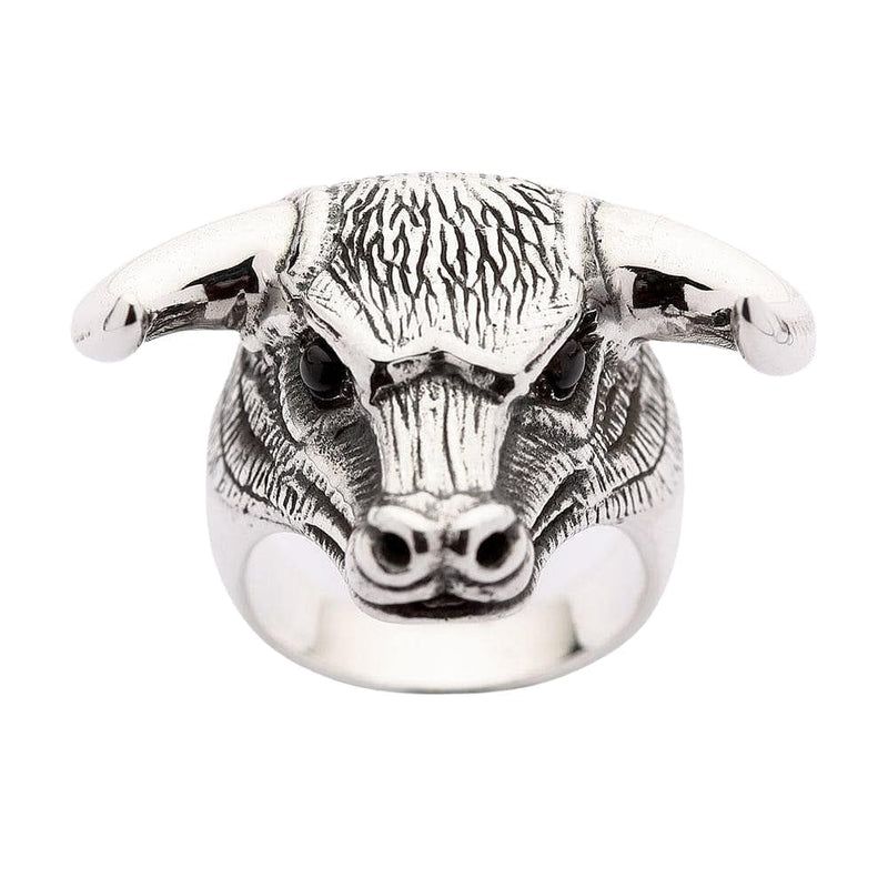 Un anello in argento sterling a forma di testa di toro con occhi veri di onice nero e pelliccia dettagliata, ruvidamente texturizzata.