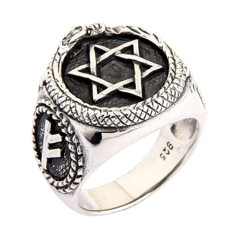 En vinklad bild av en sterling silver Star of David alchemist signet ring för män.