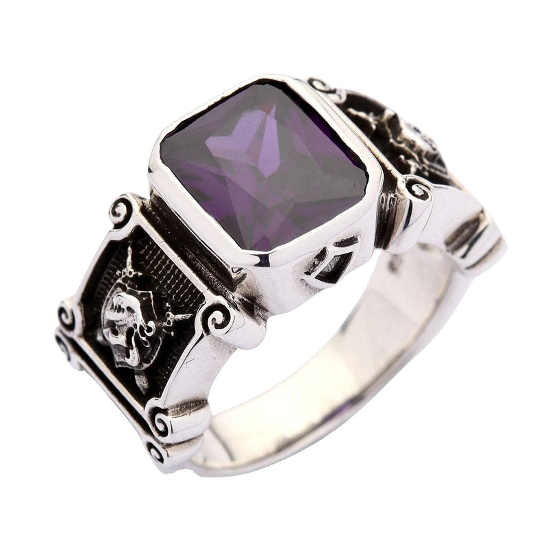 Anuncio de anillo para hombre con zafiro de amatista y diseño de armadura medieval.