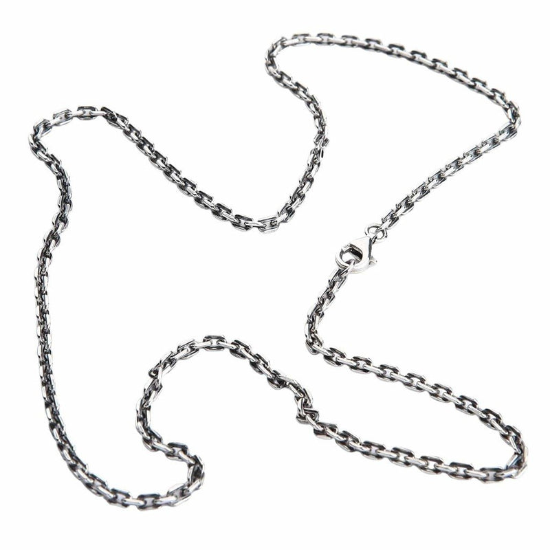 Collar de cadena barbada de 2mm en plata de ley, mostrado en plano para apreciar sus eslabones de plata maciza .925 y cierre de mosquetón.
