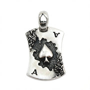 Вид спереди кулона из стерлингового серебра в форме туза пик с окисленным антикварным покрытием