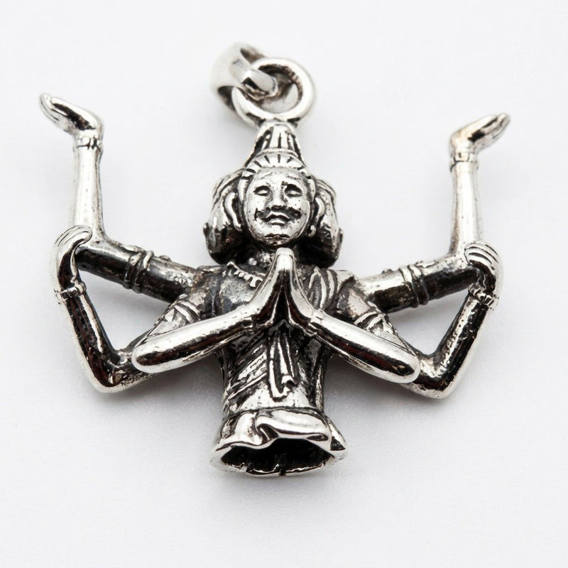 Vorderansicht des massiven Brahma-Anhängers aus .925 Sterlingsilber mit detailreichen, geschnitzten Gesichtern und vier betend gefalteten Armen.