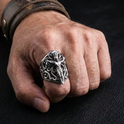 佩戴在男性食指上的純銀十字架護身符戒指,搭配皮革手環