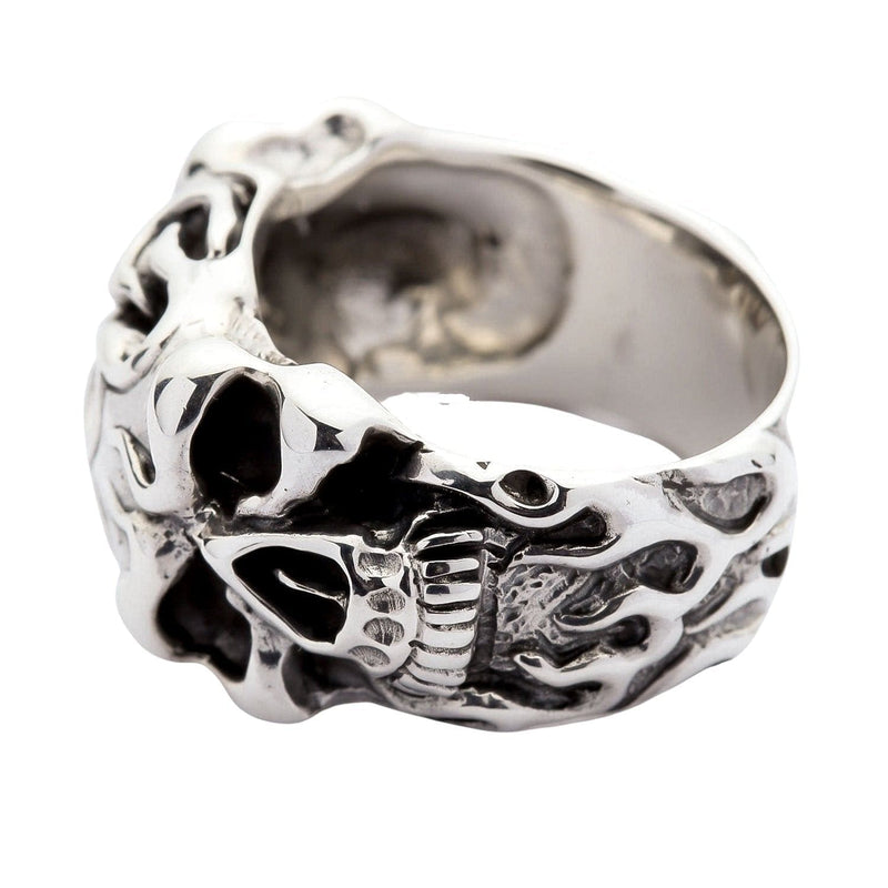 Anello a forma di teschio in argento sterling massiccio con fiamme intricate in stile tribale e una finitura ad alta lucentezza e alto contrasto.