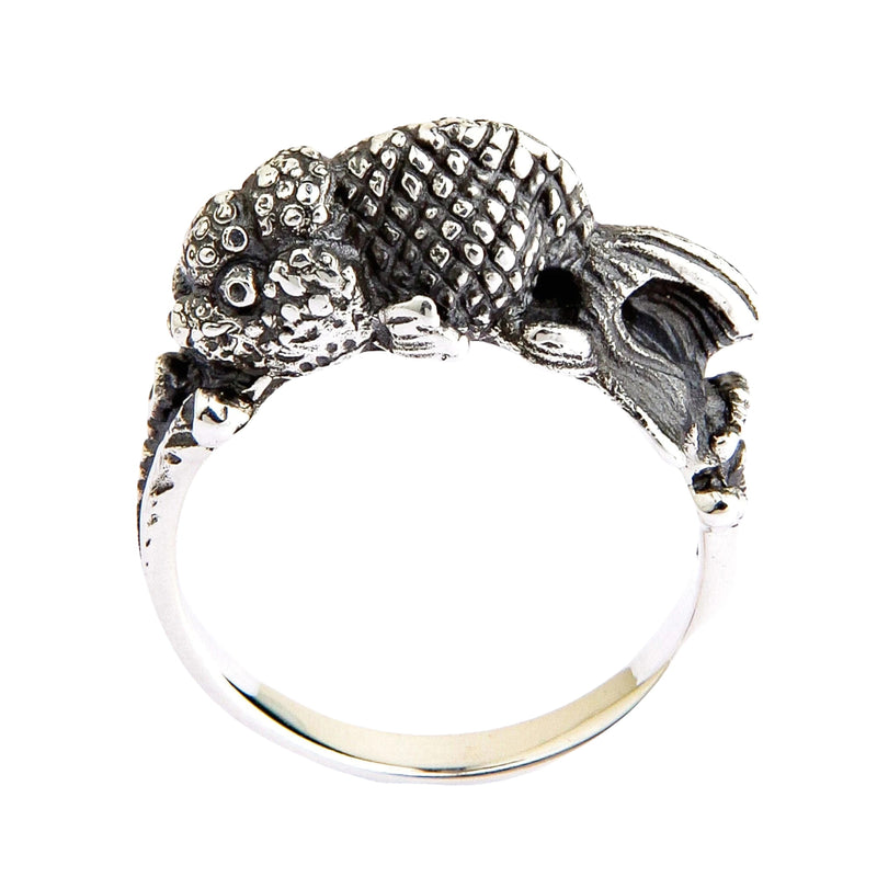 Bague de poisson rouge en argent sterling de style japonais, présentant des écailles détaillées et une finition oxydée.