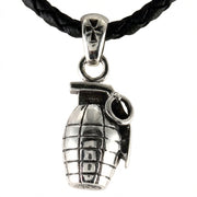 Vista frontal de un colgante de granada en plata de ley maciza, con ranuras detalladas y acabado pulido.