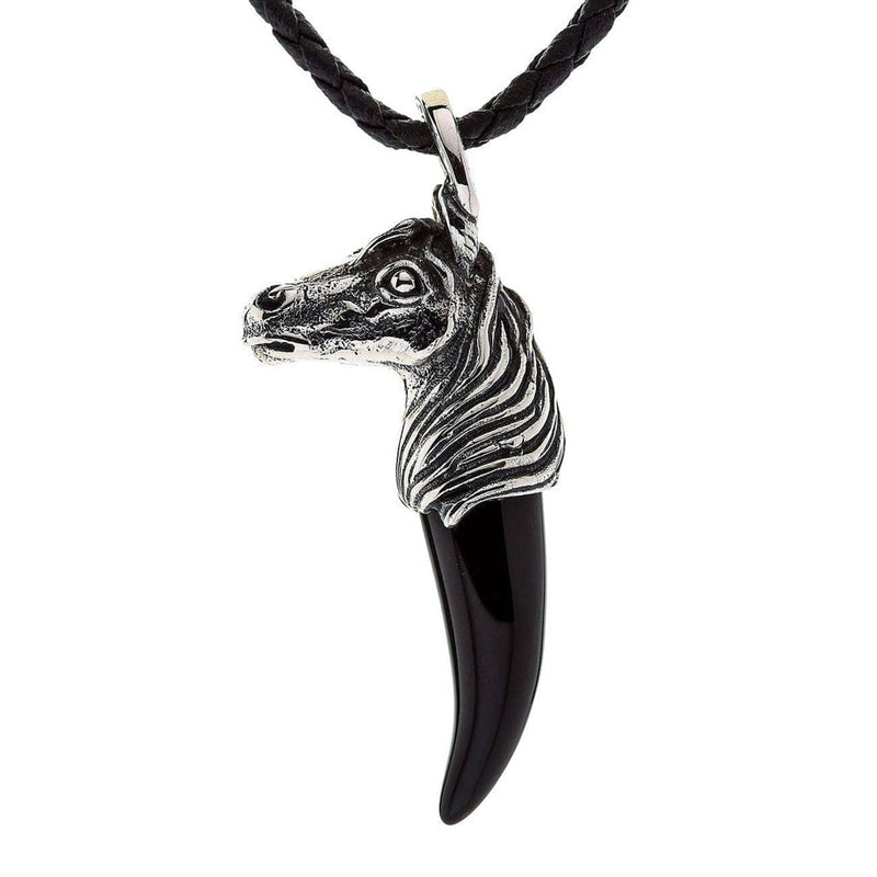 Pendentif tête de cheval en argent sterling avec croc en onyx noir, vue de face, sur cordon en cuir