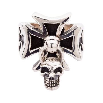 Vista frontal del anillo de cruz de hierro de plata esterlina con charm de calavera colgante