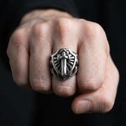 رجل يرتدي خاتم سيف فارس من الفضة الإسترلينية الثقيلة على قبضته