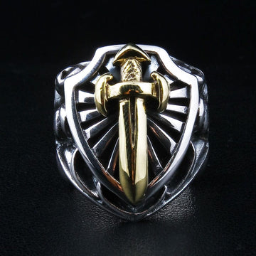 Vista anteriore dell'anello scudo cavaliere in argento sterling, che presenta una spada placcata in oro e un sfondo luminoso.