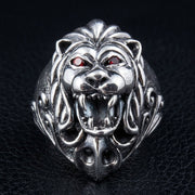 925純銀獅頭戒指,配有紅石榴石眼睛,正面視角展現咆哮的獅子臉部與細緻鬃毛。