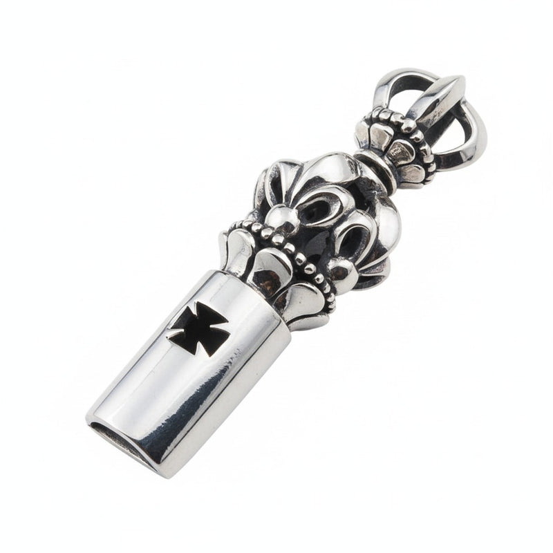 Pendentif en argent sterling en forme de sifflet médiéval, fabriqué à la main, avec une couronne gothique au sommet et une croix de fer découpée, présentée sous un angle.