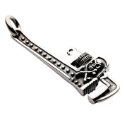 Pendente in argento sterling a forma di chiave inglese con teschio e ossa incrociate vista frontale