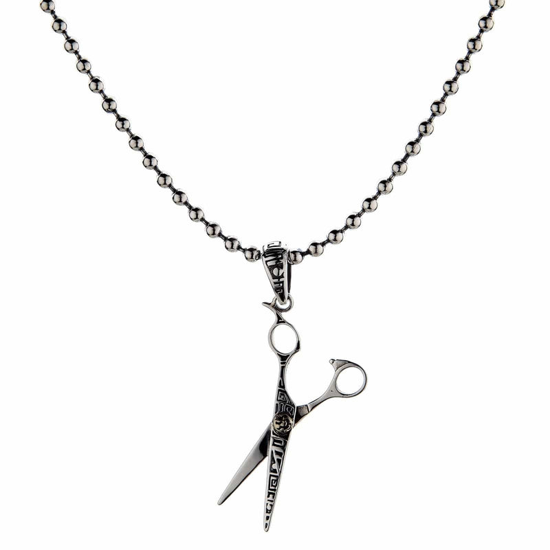 El colgante de tijeras de plata esterlina para estilistas, mostrado colgando de una cadena de bolas de plata.