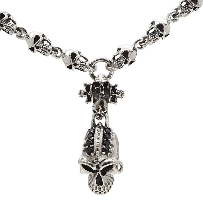 Collar de cadena con calavera en plata de ley y colgante de calavera con cresta de piedra negra, vista frontal en primer plano