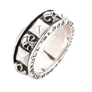 Vista inclinada de anillo giratorio de calavera de plata esterlina con estudios piramidales y motivos góticos.