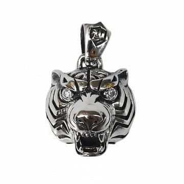 Una vista frontale del pendente a forma di testa di tigre in argento sterling, che mostra il suo volto ringhiante e gli occhi CZ con diamanti.